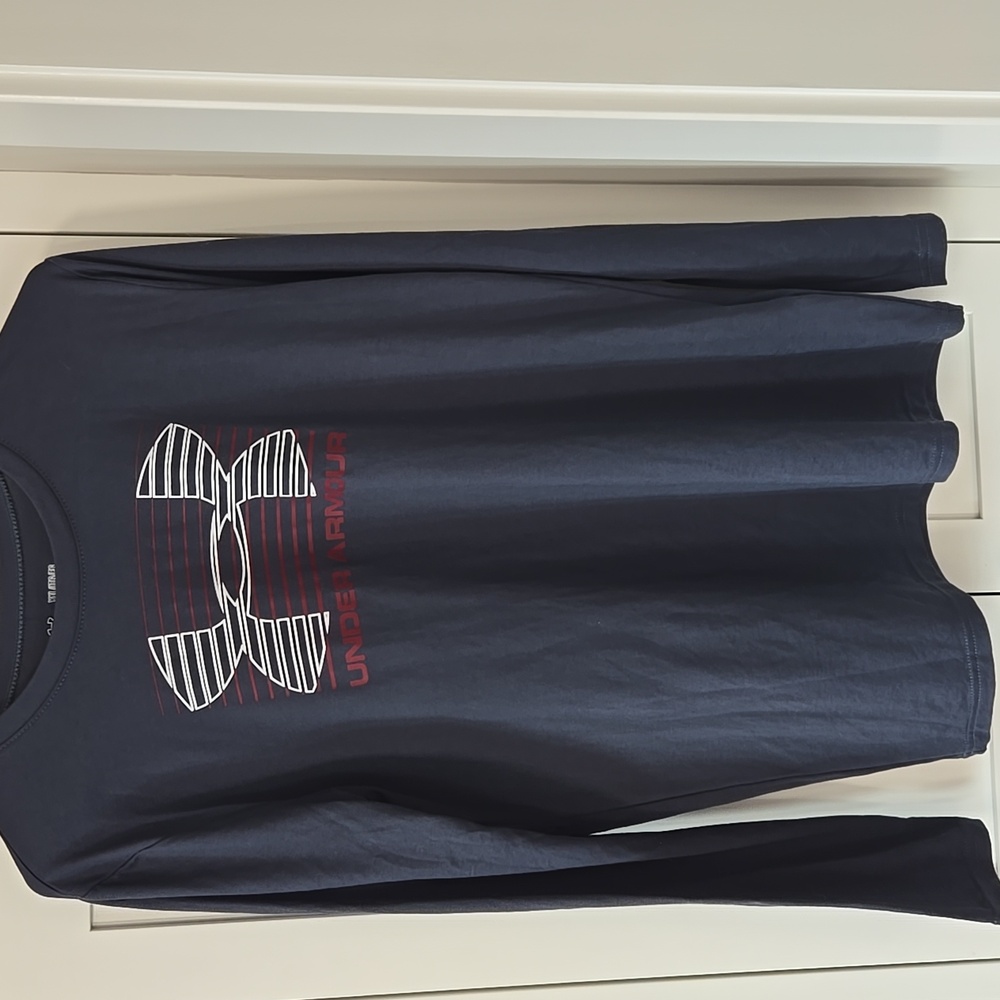 Under Armour Loose shirt size Boys YXL Blue Grey EUC